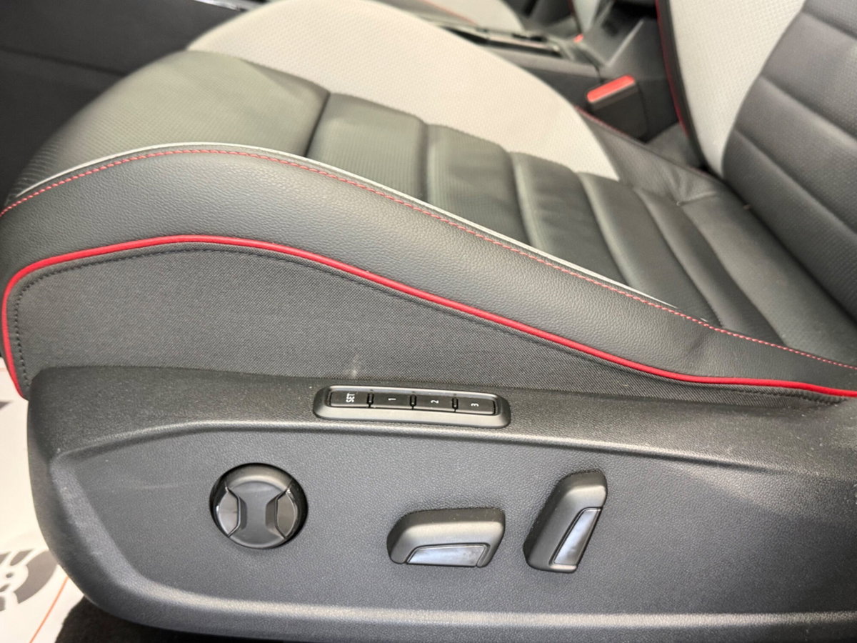 Volkswagen Golf 2.0 TSI GTI (13)