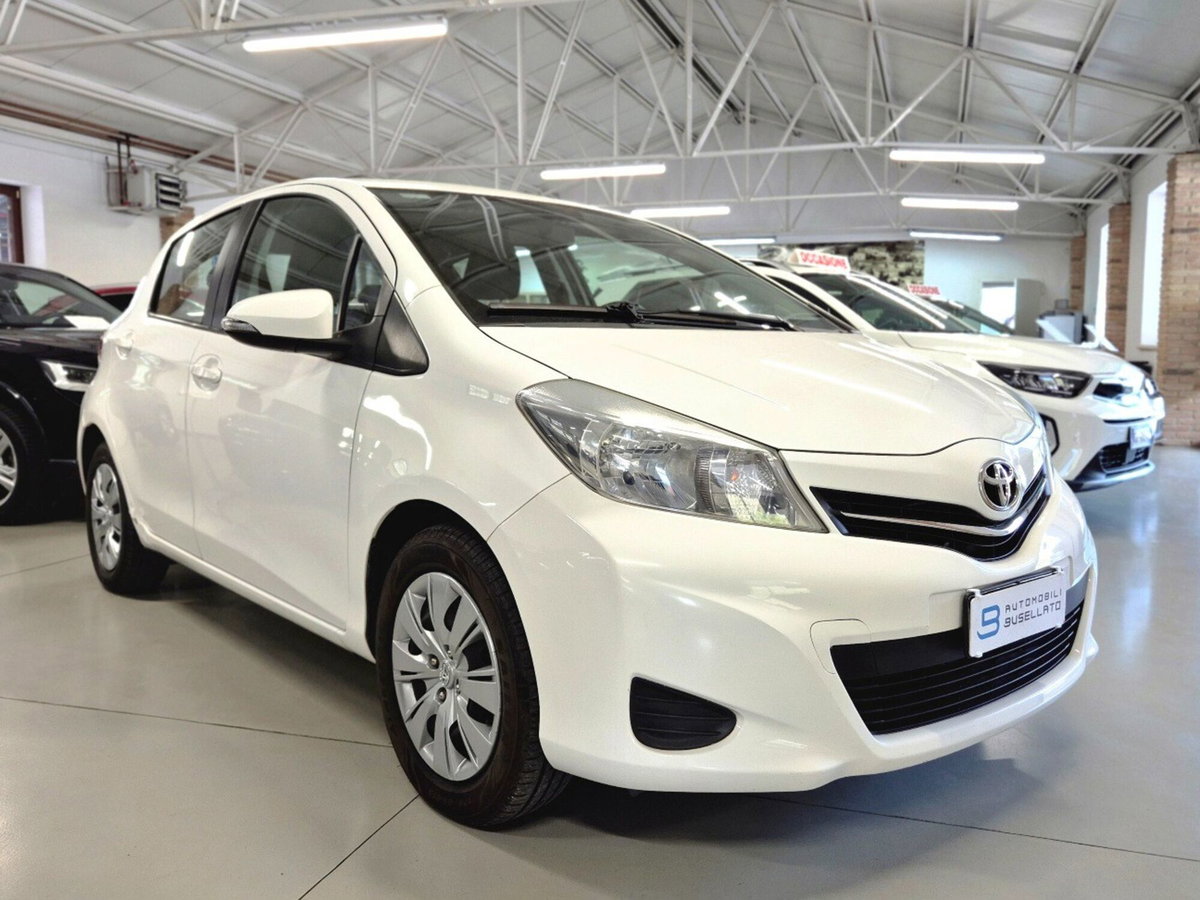 Toyota Yaris 1.0 5 porte Active (13)
