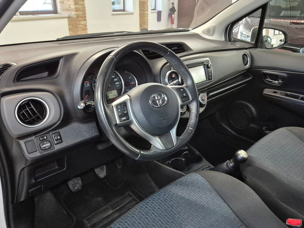 Toyota Yaris 1.0 5 porte Active (5)