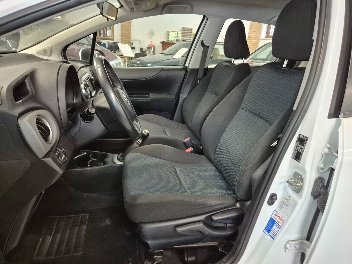 Toyota Yaris 1.0 5 porte Active (6)
