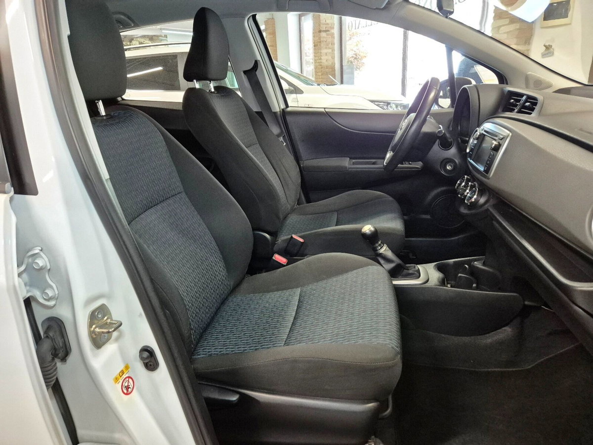 Toyota Yaris 1.0 5 porte Active (7)