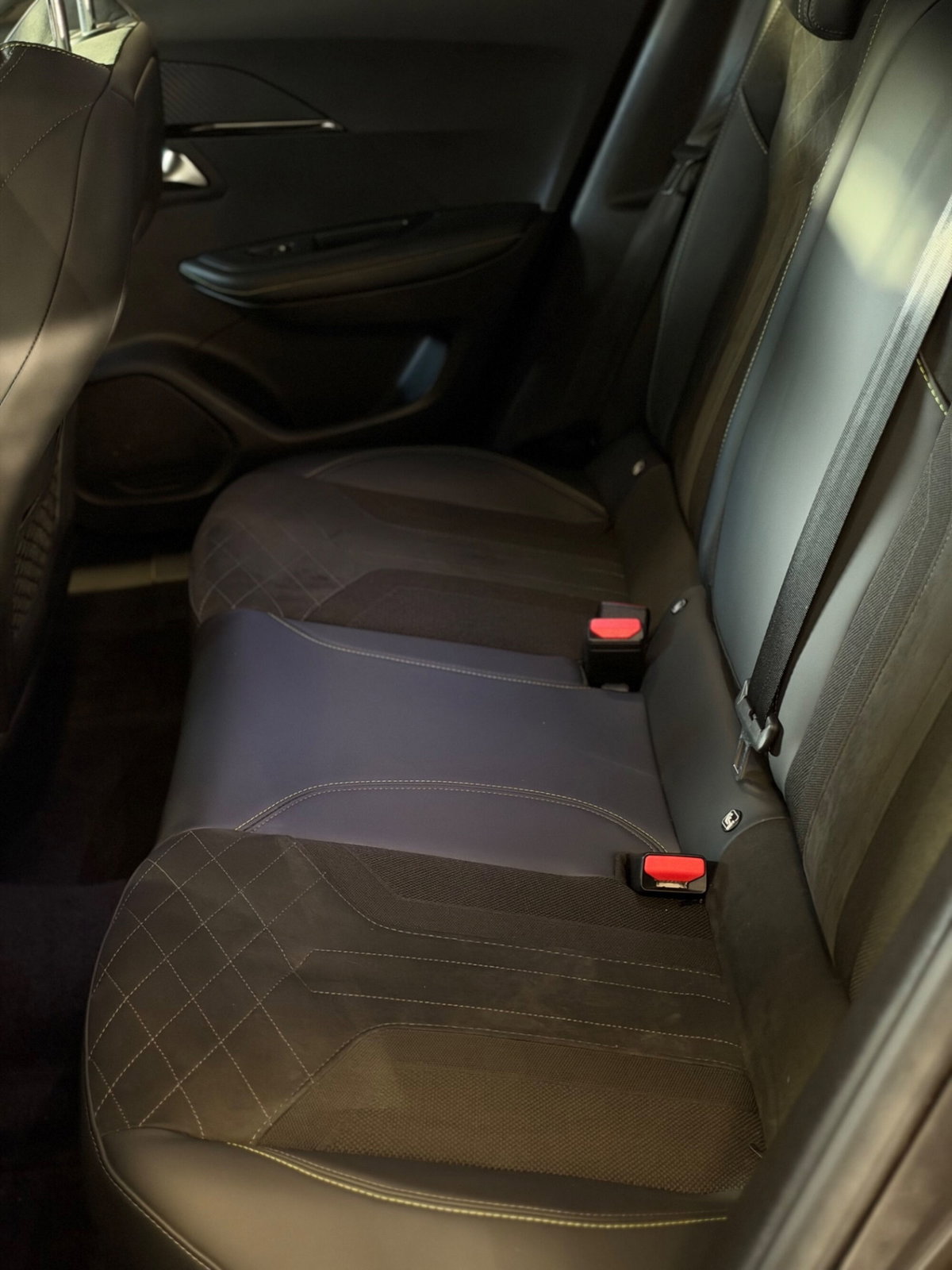 Peugeot 2008 BlueHDi 130 S&S EAT8 GT Pack (9)