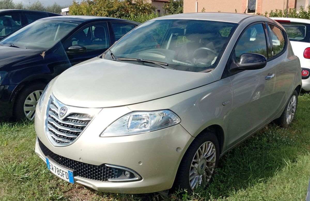 Lancia Ypsilon 1.2 69 CV 5 porte GPL Ecochic Gold (2)
