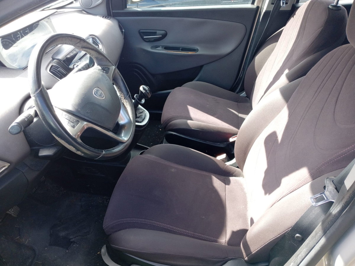 Lancia Ypsilon 1.2 69 CV 5 porte GPL Ecochic Gold (5)