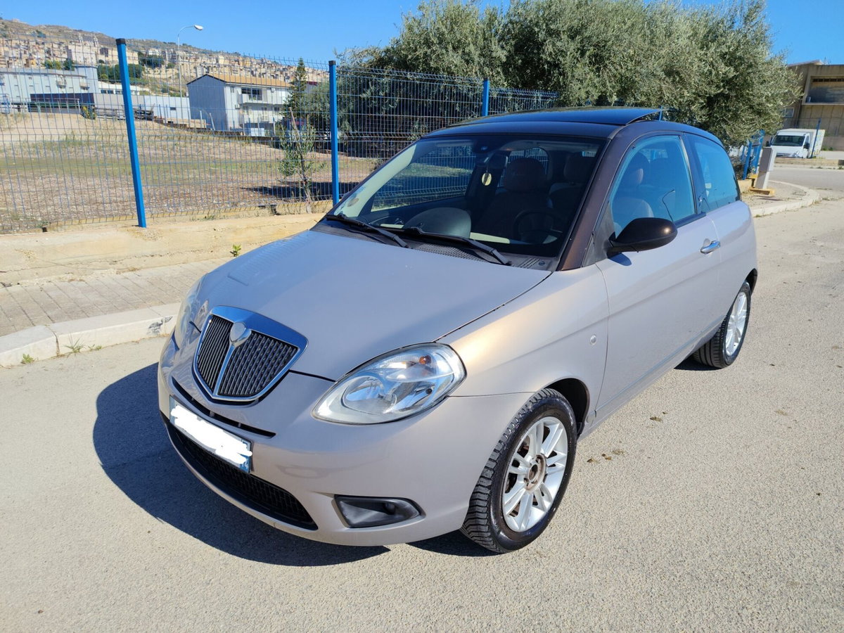 Lancia Ypsilon 1.3 MJT 75 CV Platino (2)