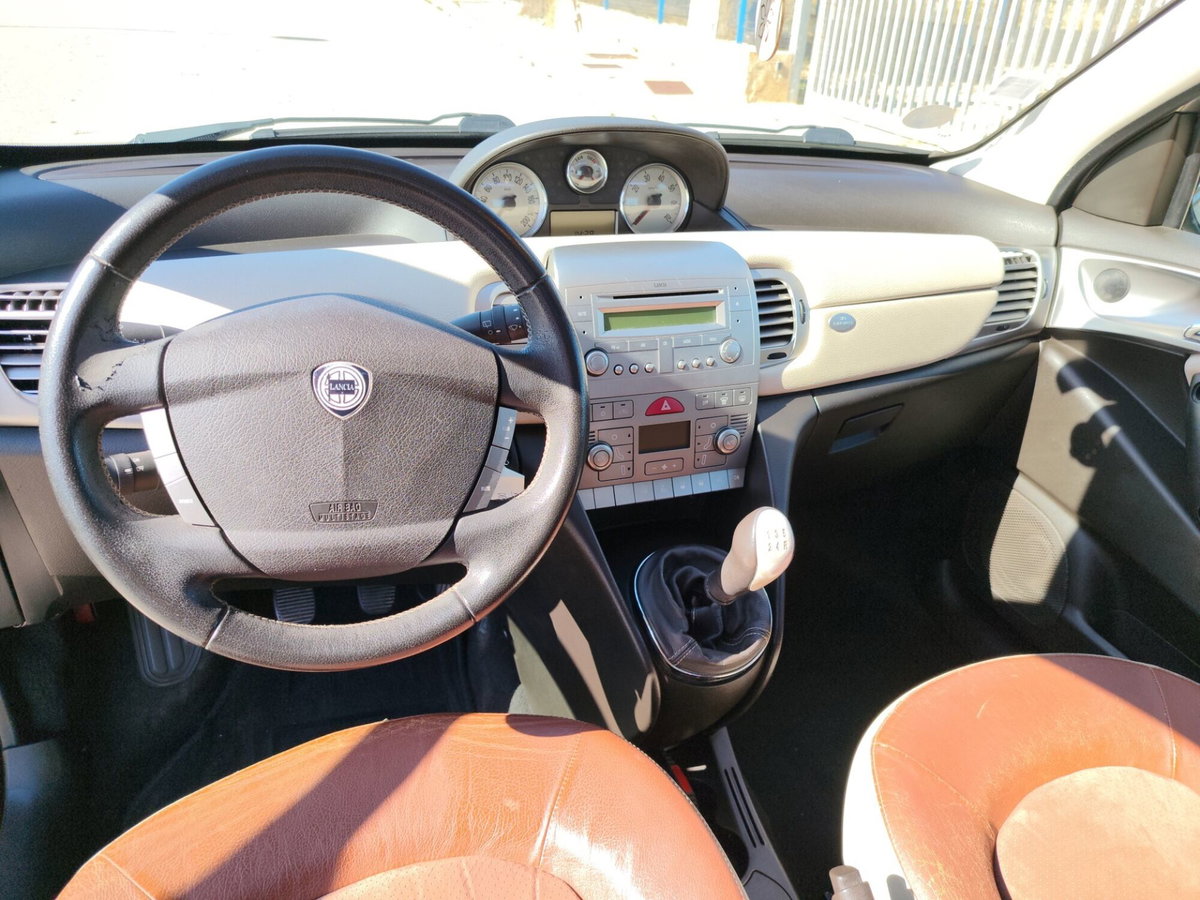 Lancia Ypsilon 1.3 MJT 75 CV Platino (6)
