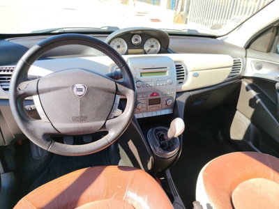 Lancia Ypsilon 1.3 MJT 75 CV Platino (6)