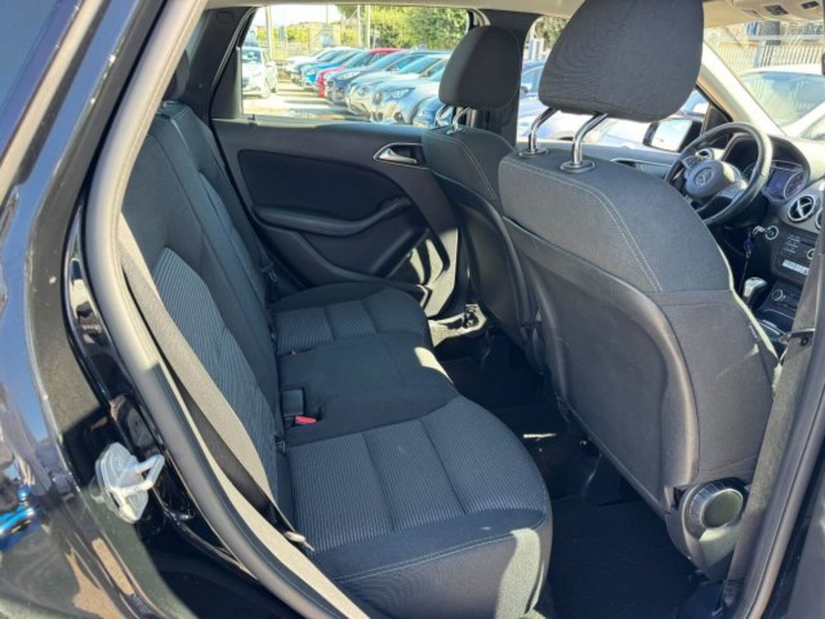 Mercedes-Benz Classe B 180 d Premium (16)