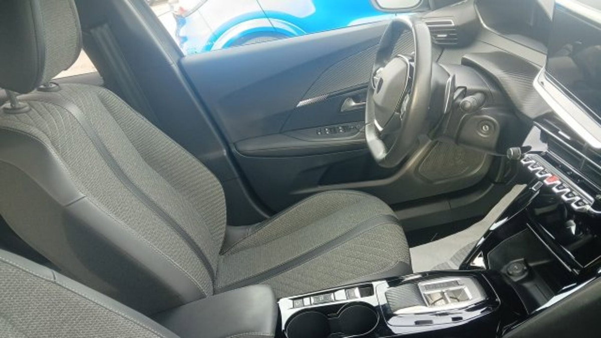 Peugeot 2008 PureTech 130 S&S EAT8 Allure Pack (4)