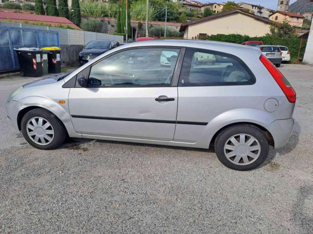 Ford Fiesta 1.2 16V 3p. Ghia (10)