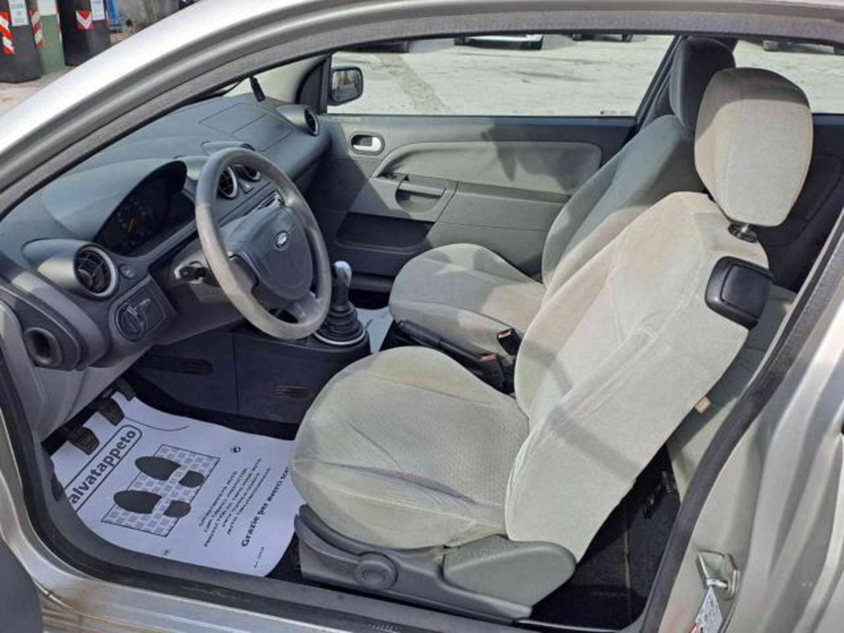 Ford Fiesta 1.2 16V 3p. Ghia (3)