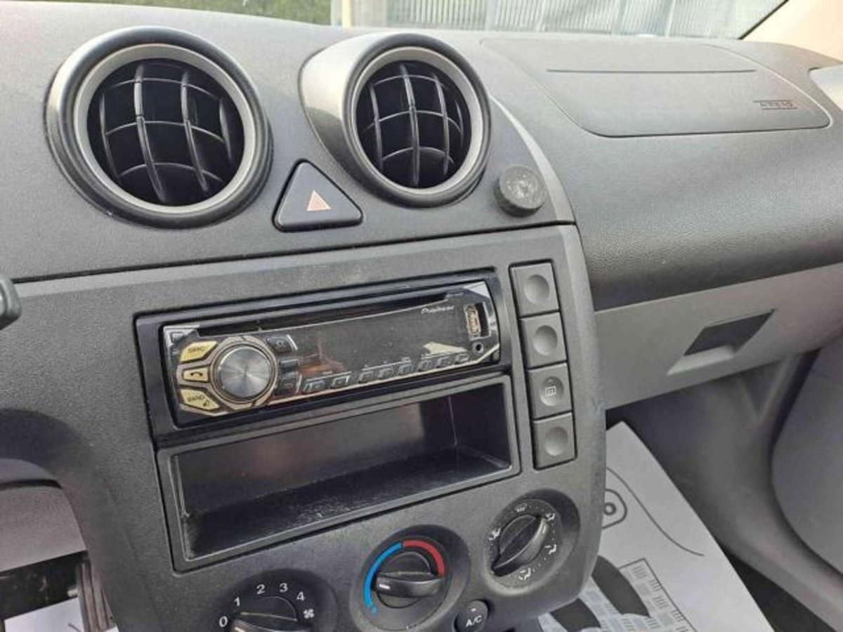Ford Fiesta 1.2 16V 3p. Ghia (4)