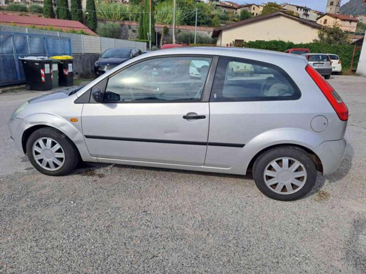 Ford Fiesta 1.2 16V 3p. Ghia (9)