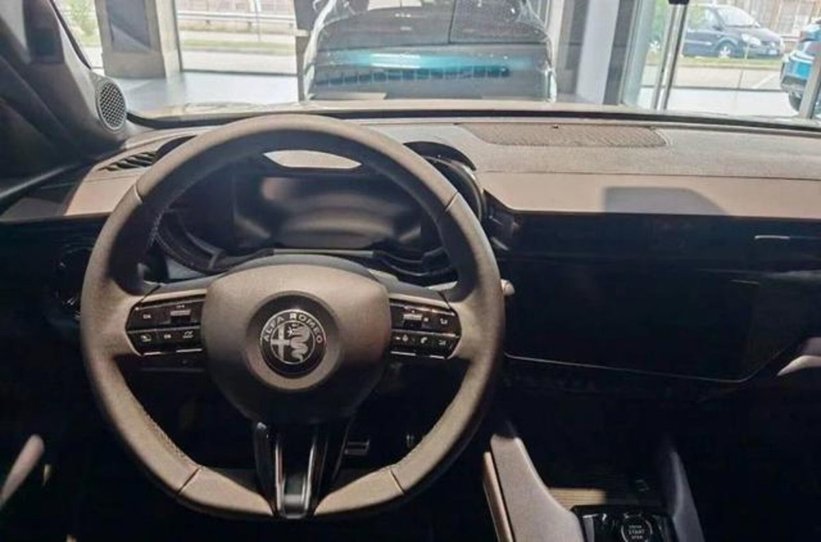 Alfa Romeo Junior 1.2 ibrida Sprint 145cv edct6 (5)