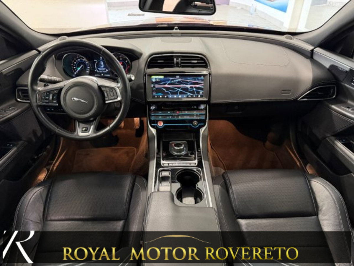 Jaguar XE 2.0 D Turbo 180 CV AWD aut. R-Sport (15)