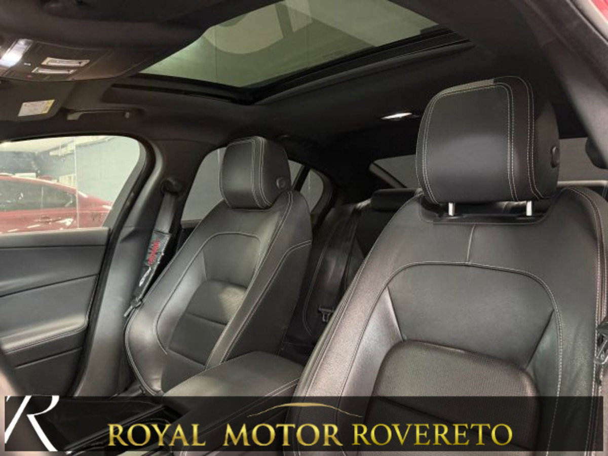 Jaguar XE 2.0 D Turbo 180 CV AWD aut. R-Sport (9)