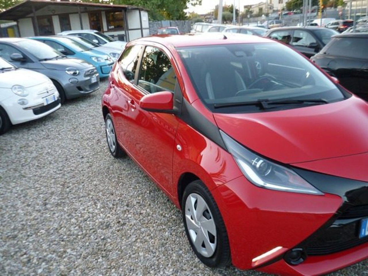 Toyota Aygo 1.0 VVT-i 69 CV 5 porte x-play TSS (2)
