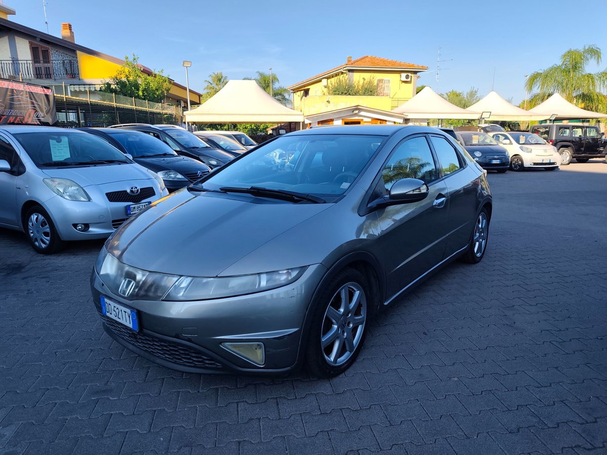 Honda Civic 1.8 i-VTEC 5p. Exclusive (2)