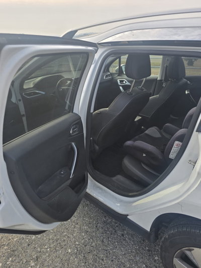 Peugeot 2008 e-HDi 92 CV Stop&Start robotizzato Allure (10)