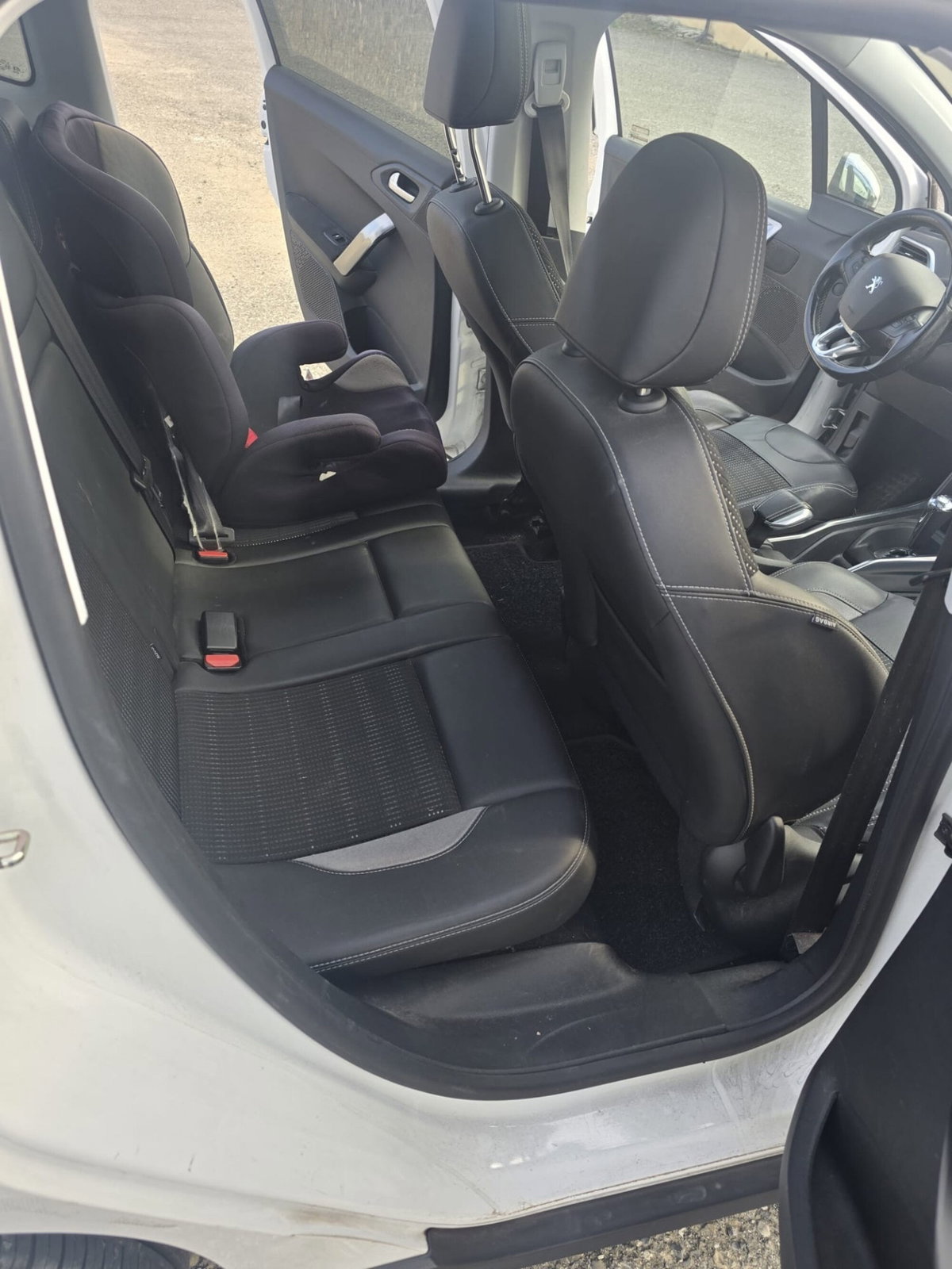 Peugeot 2008 e-HDi 92 CV Stop&Start robotizzato Allure (13)