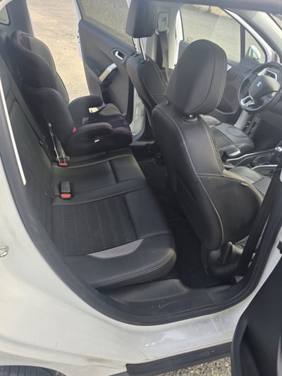 Peugeot 2008 e-HDi 92 CV Stop&Start robotizzato Allure (13)