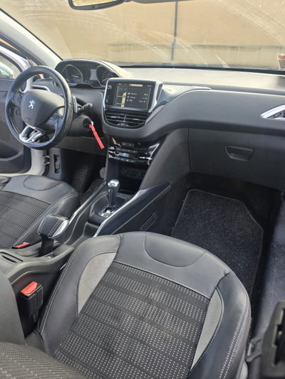 Peugeot 2008 e-HDi 92 CV Stop&Start robotizzato Allure (16)