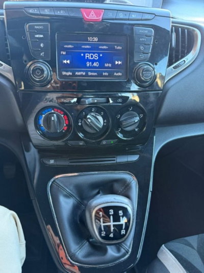 Lancia Ypsilon 1.2 69 CV 5 porte Gold (4)
