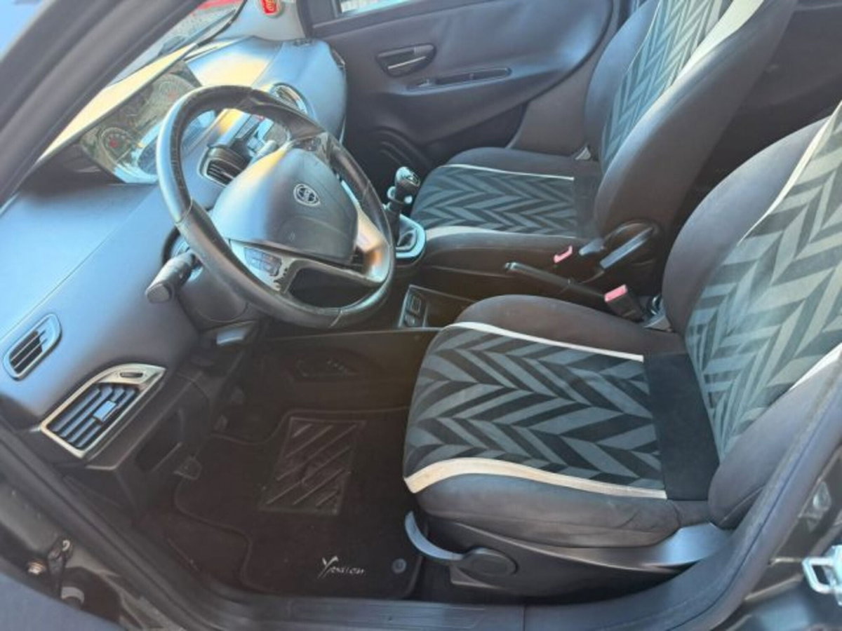 Lancia Ypsilon 1.2 69 CV 5 porte Gold (5)