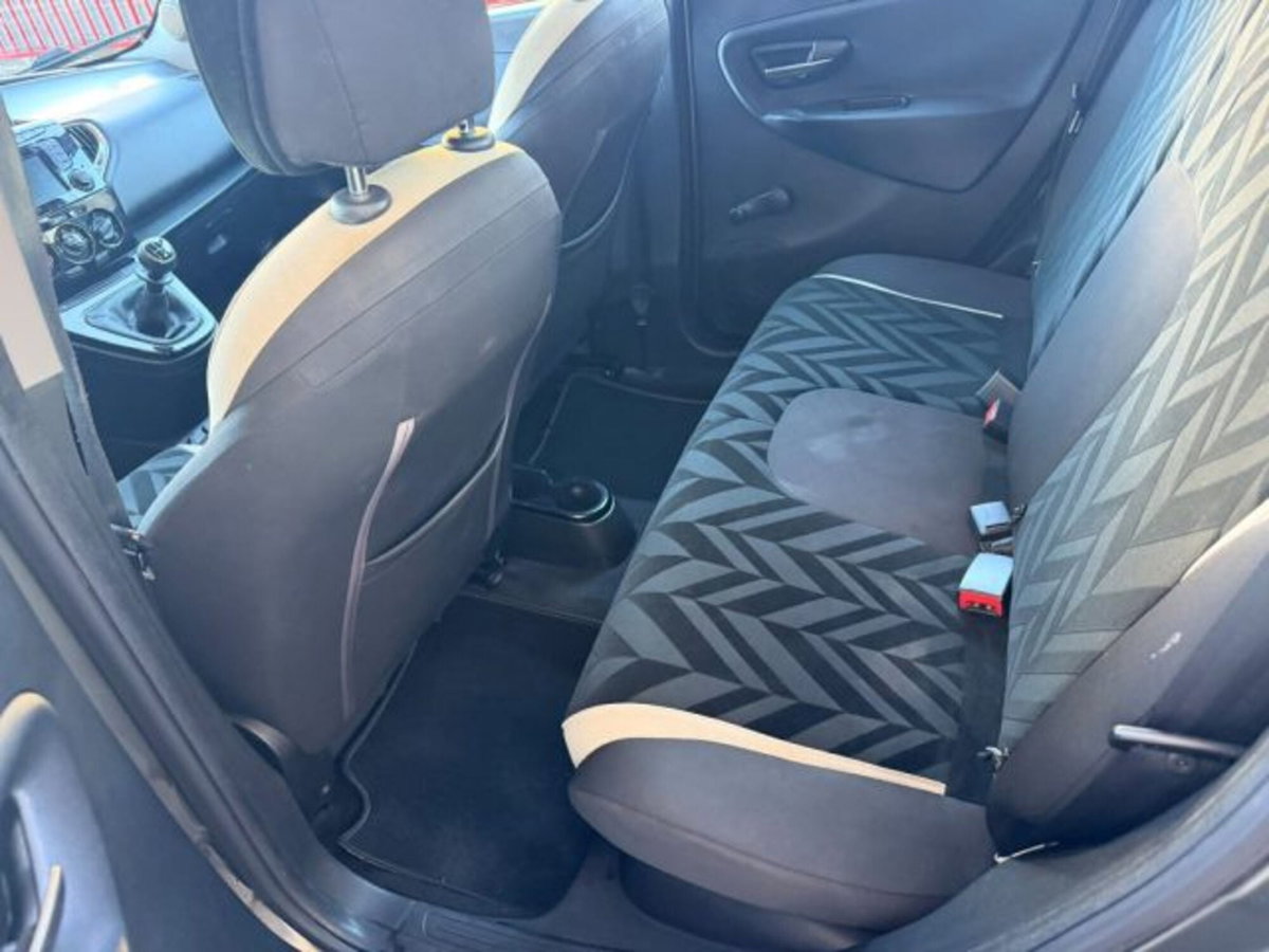 Lancia Ypsilon 1.2 69 CV 5 porte Gold (6)