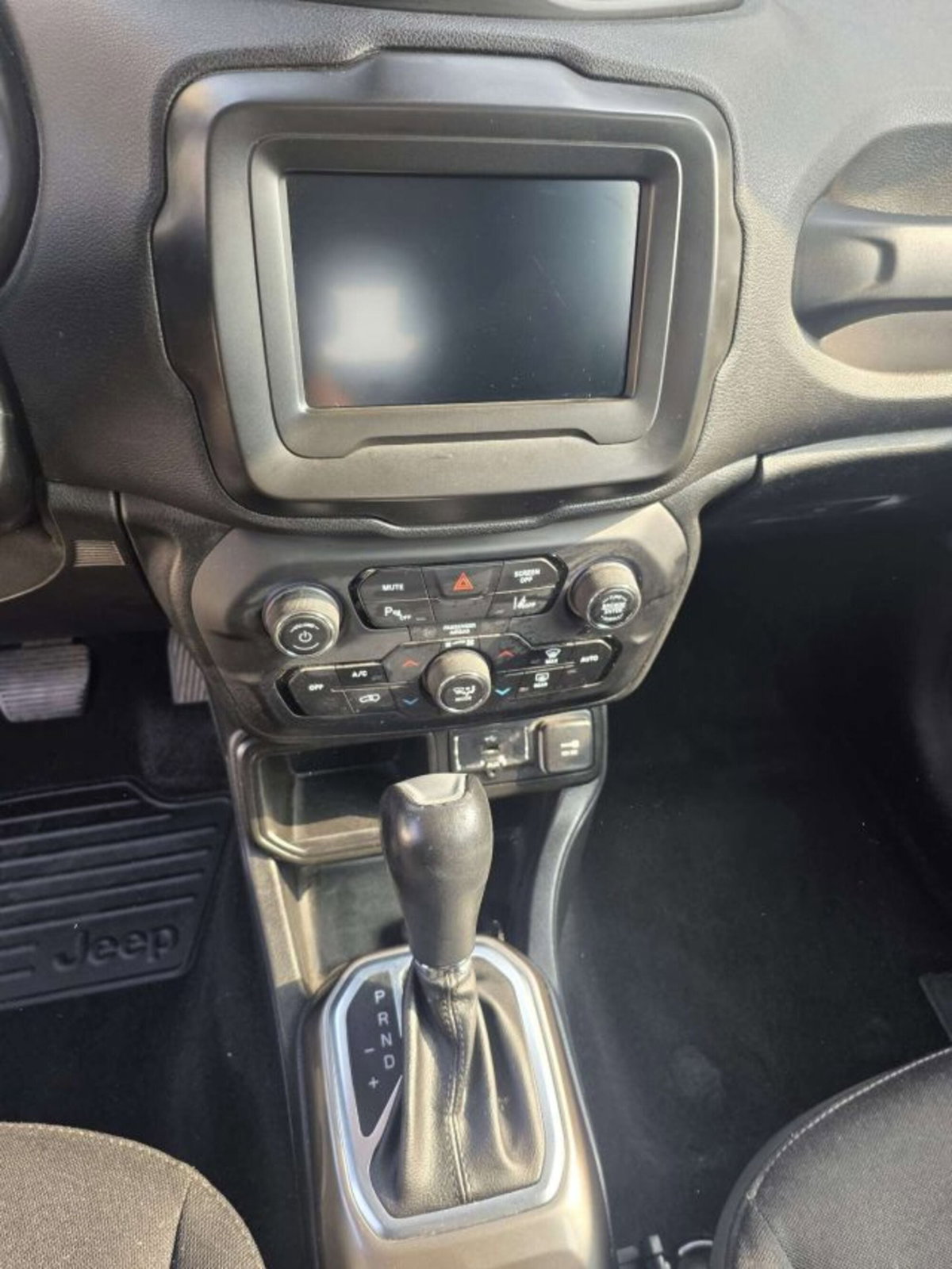 Jeep Renegade 1.3 T4 DDCT Limited (12)