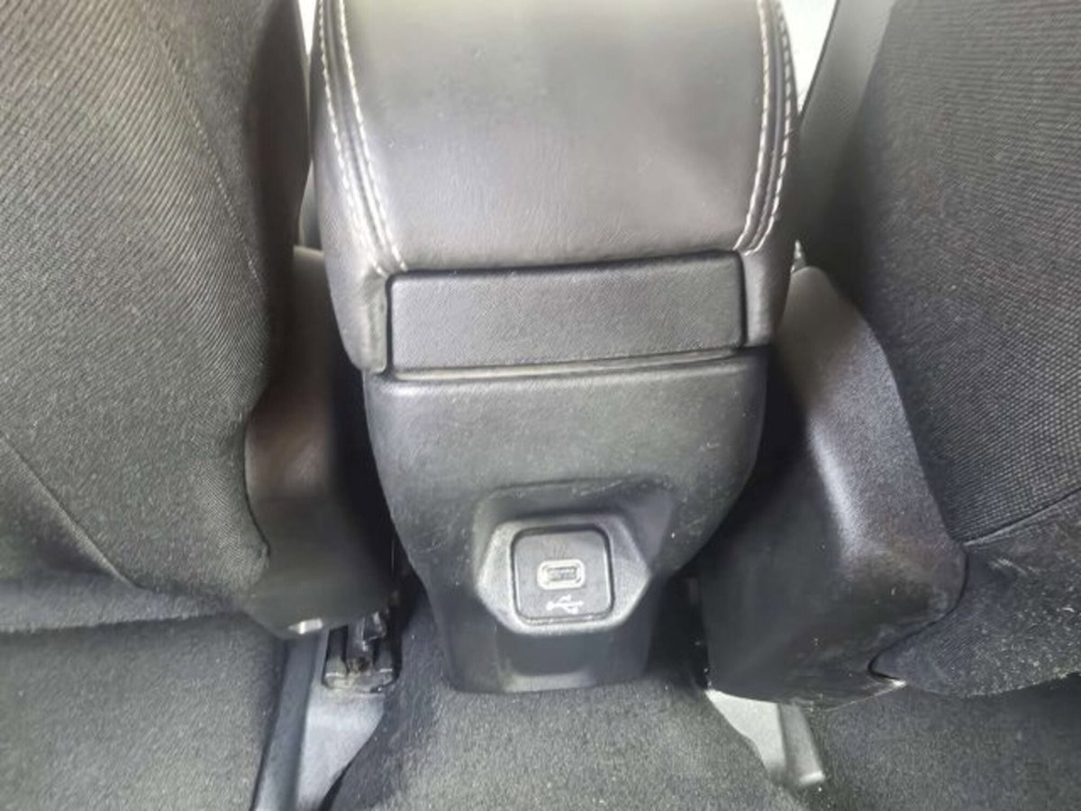 Jeep Renegade 1.3 T4 DDCT Limited (9)