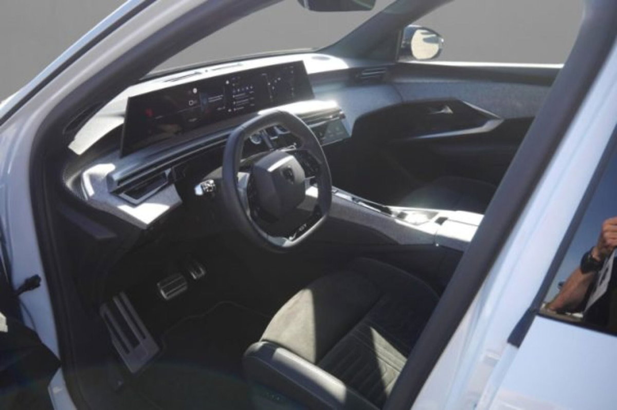 Peugeot 3008 1.2 hybrid 48V GT 136cv e-dcs6 (7)