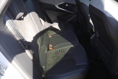 Peugeot 3008 1.2 hybrid 48V GT 136cv e-dcs6 (8)