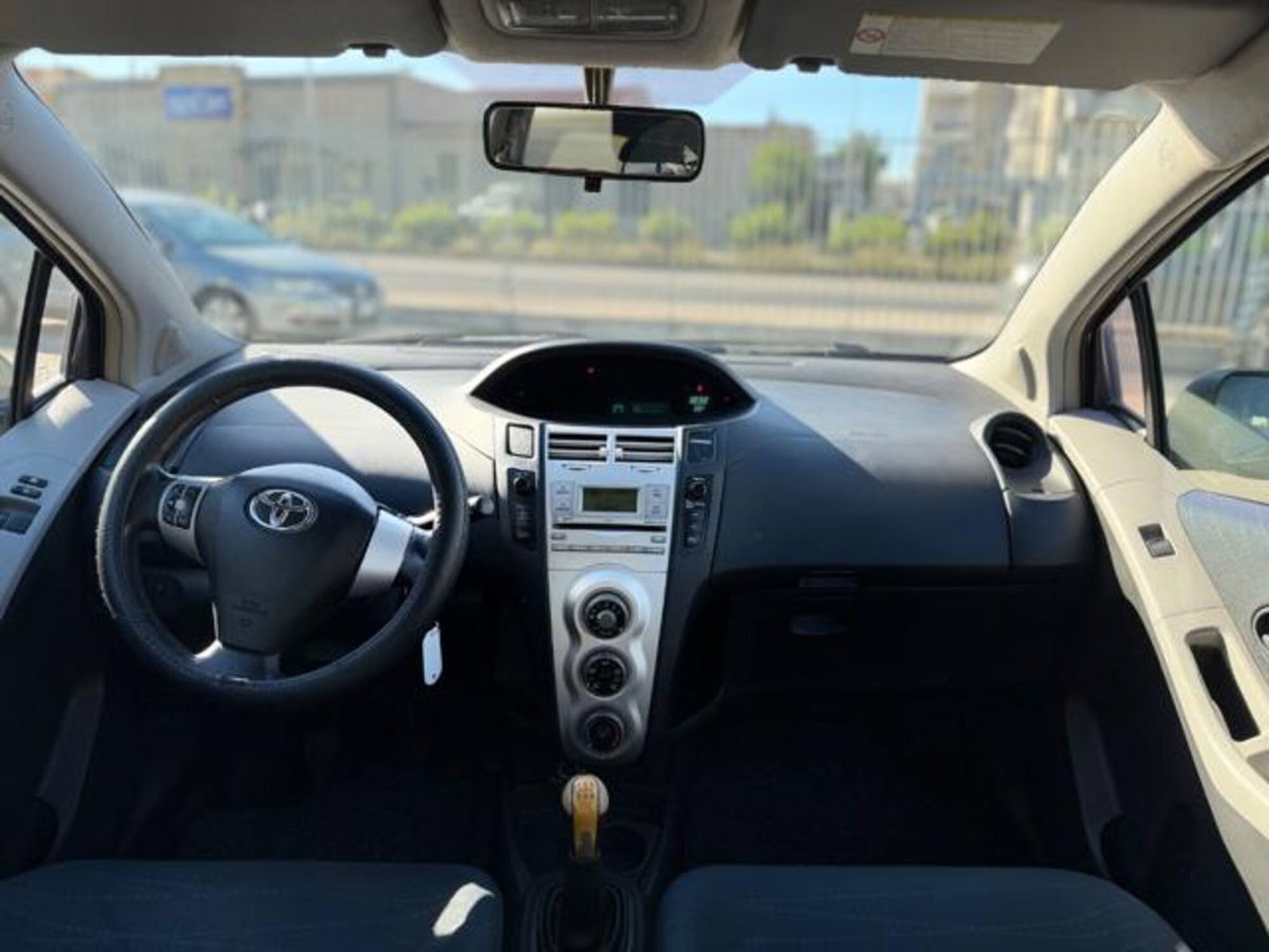 Toyota Yaris 1.0 5 porte Sol (11)