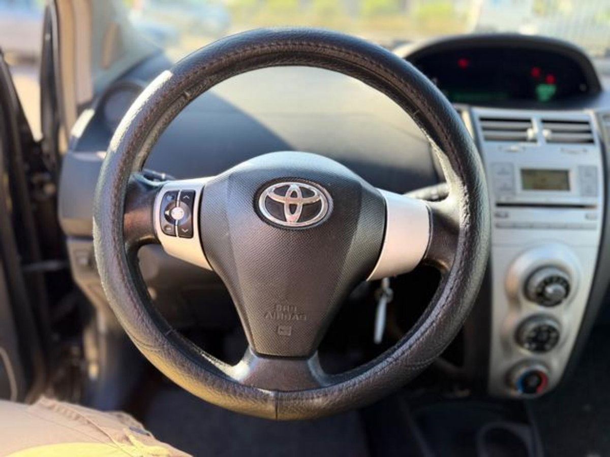 Toyota Yaris 1.0 5 porte Sol (12)