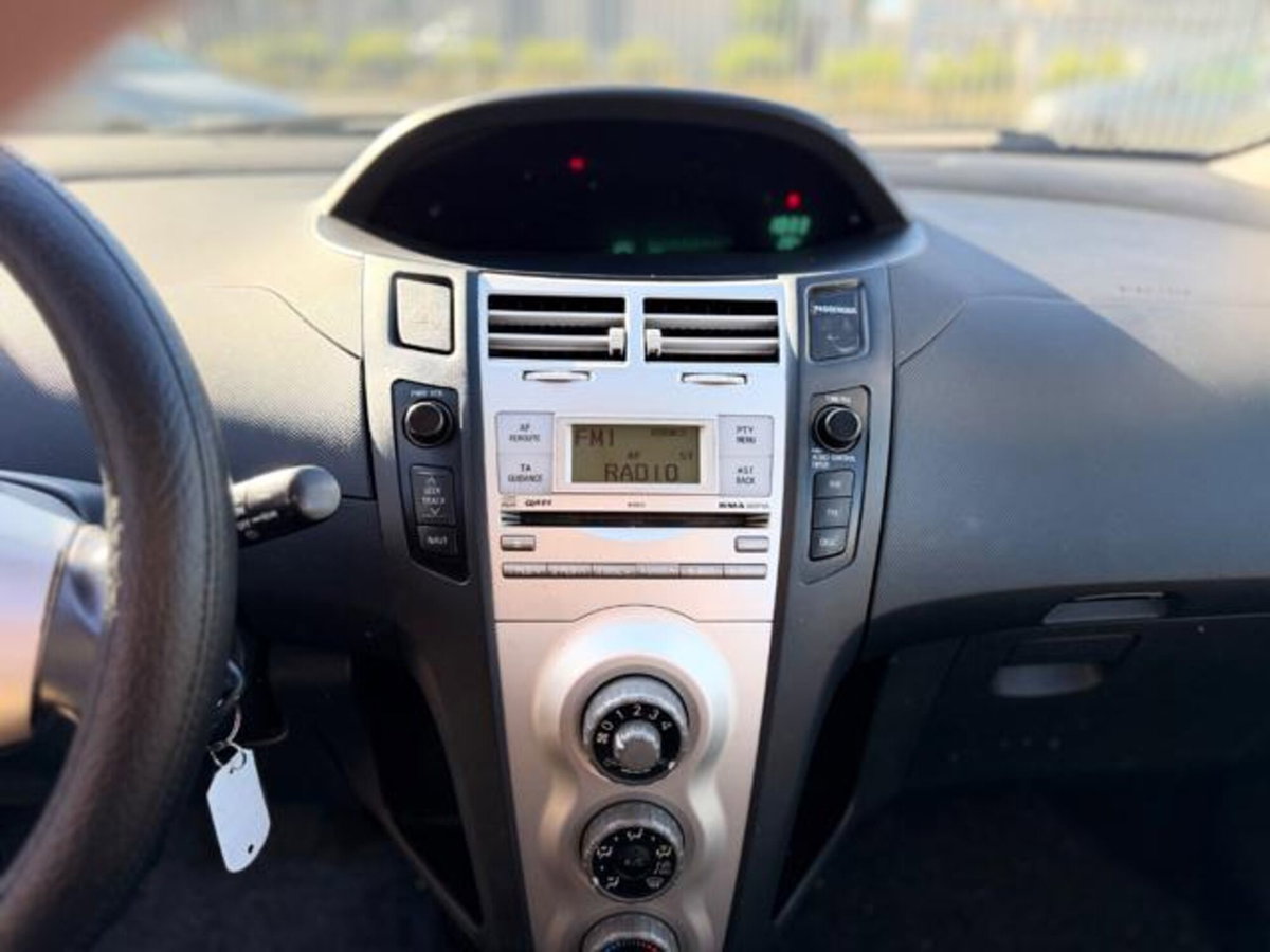 Toyota Yaris 1.0 5 porte Sol (13)