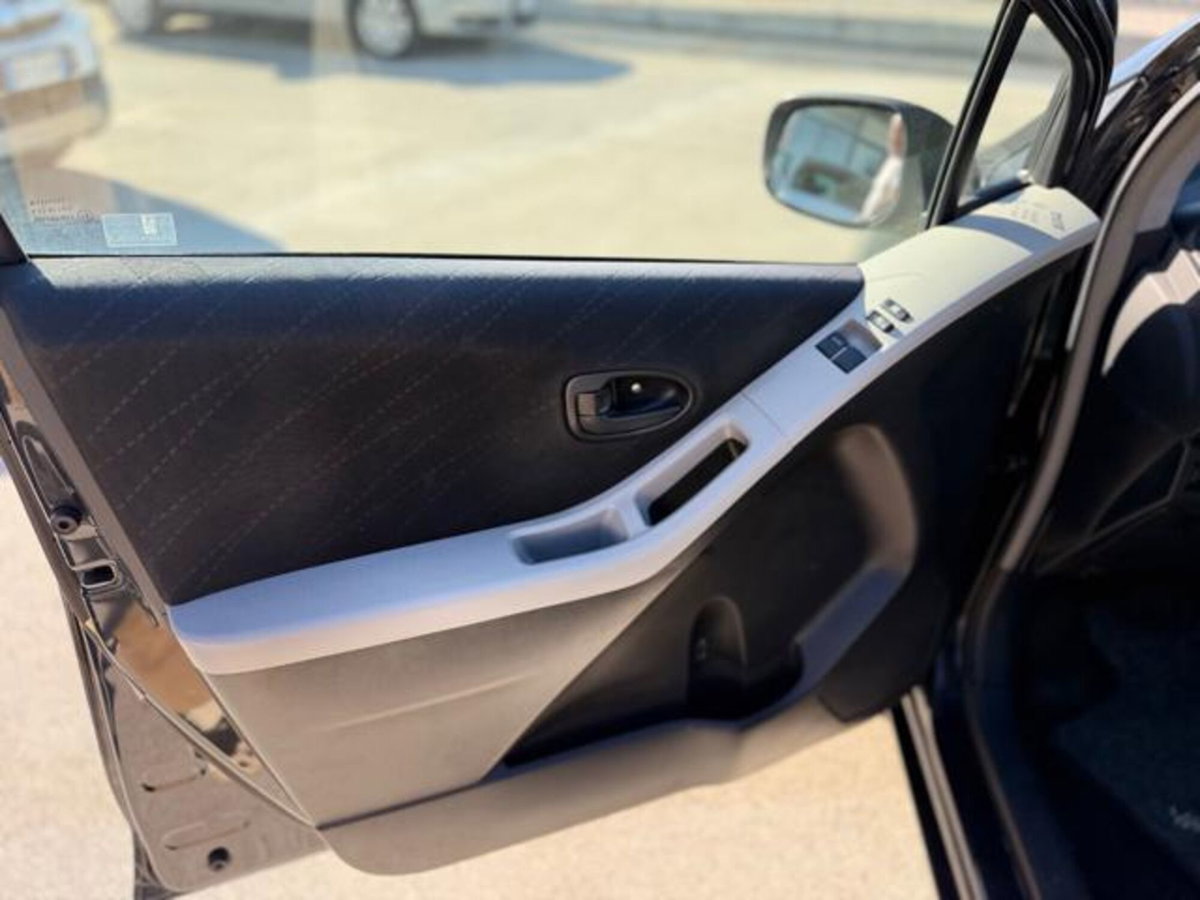 Toyota Yaris 1.0 5 porte Sol (7)