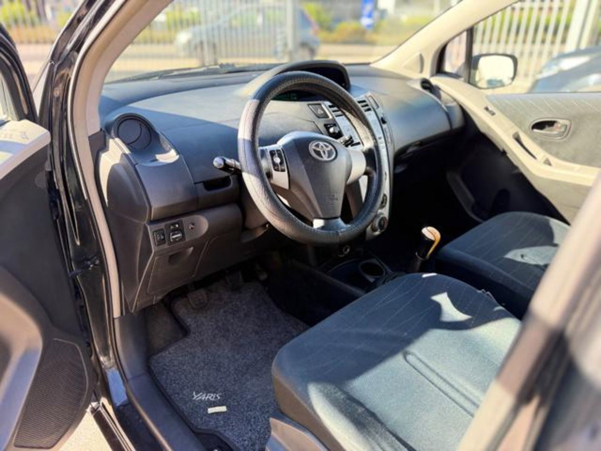 Toyota Yaris 1.0 5 porte Sol (8)