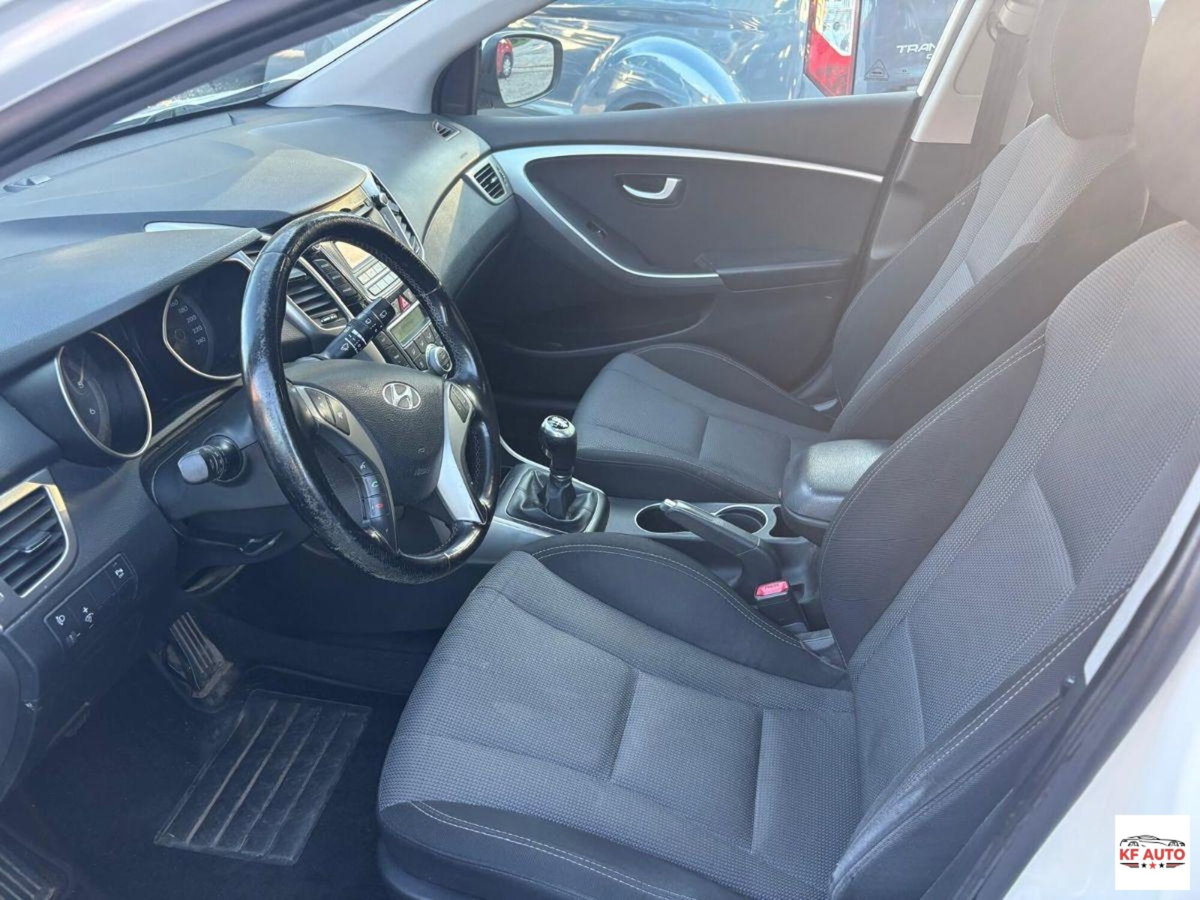 Hyundai i30 1.6 CRDi 5p. Classic (10)