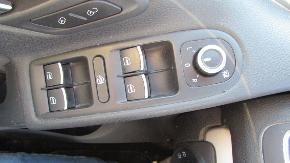 Volkswagen Golf 2.0 TDI 140CV DPF 5p. Highline (17)