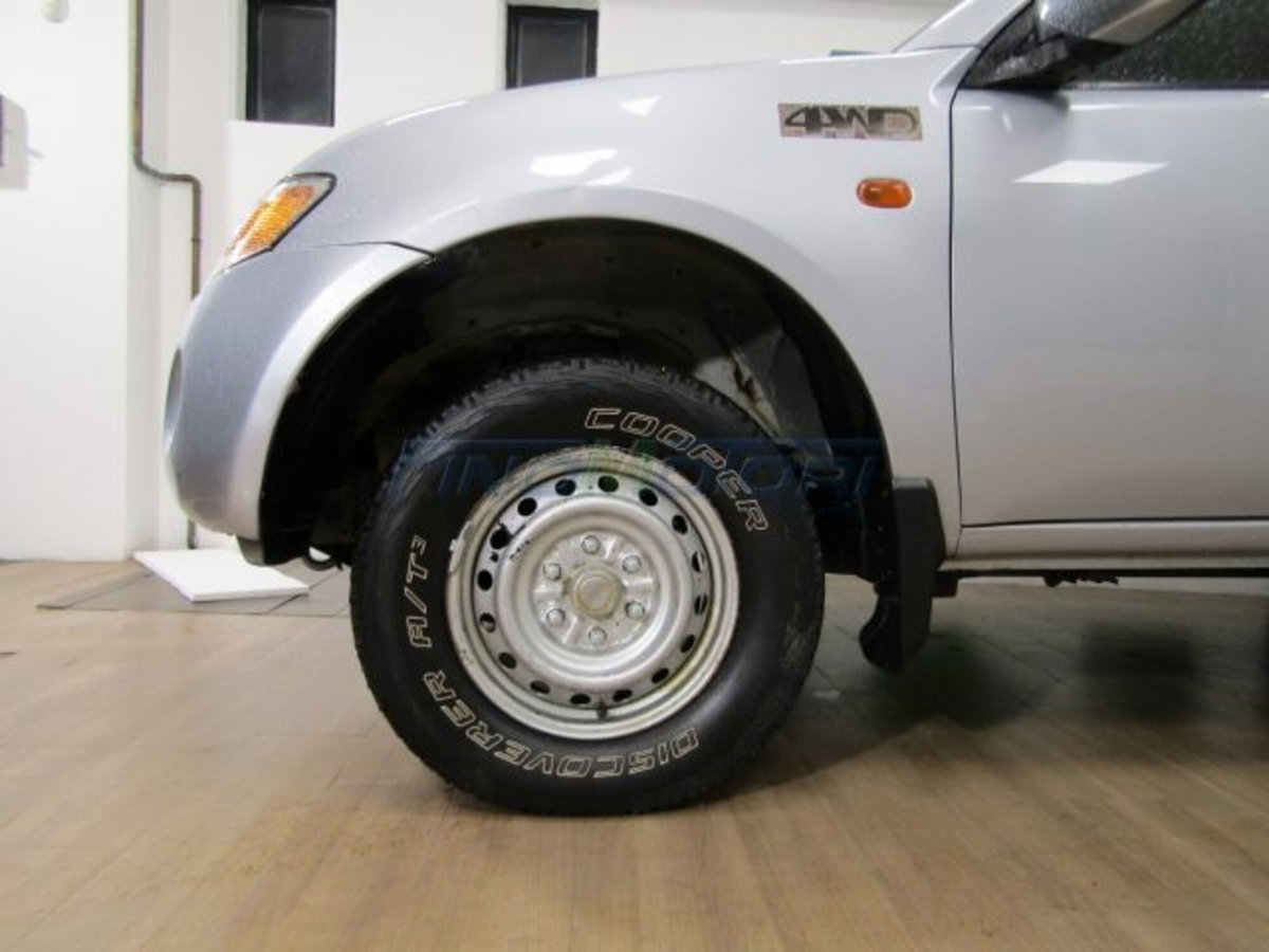 Mitsubishi L200 2.5 DI-D Double Cab Invite (4)
