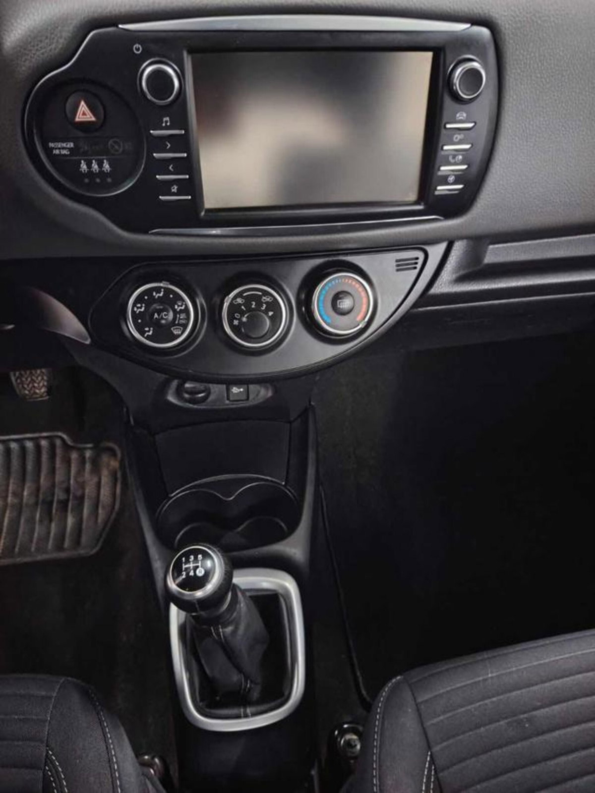 Toyota Yaris 1.0 5 porte Active (6)