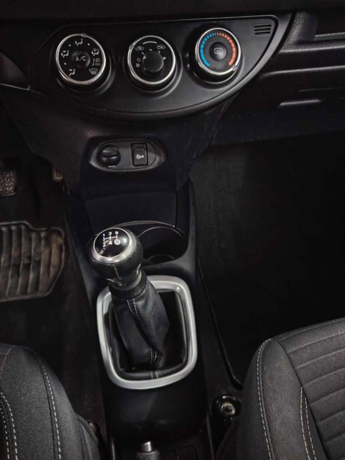 Toyota Yaris 1.0 5 porte Active (7)