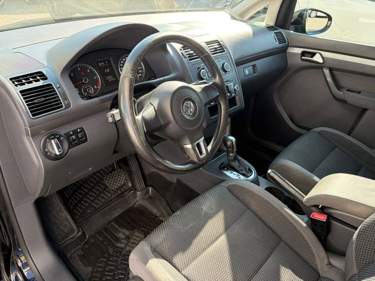 Volkswagen Touran 1.6 TDI DSG Comfortline (8)