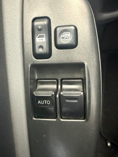 Toyota Yaris 16V cat 3 porte Sol (16)