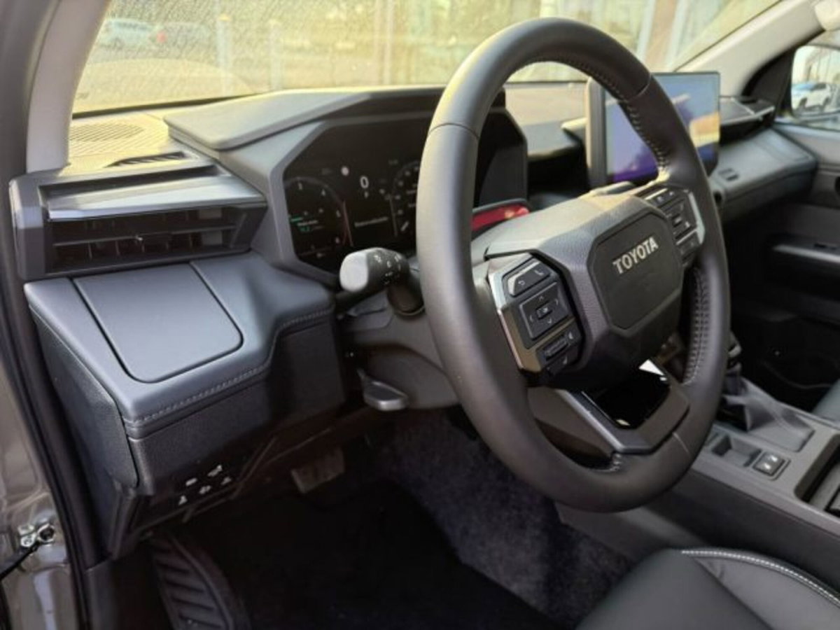 Toyota Hilux 2.8 d-4d 48V double cab Premium auto (11)