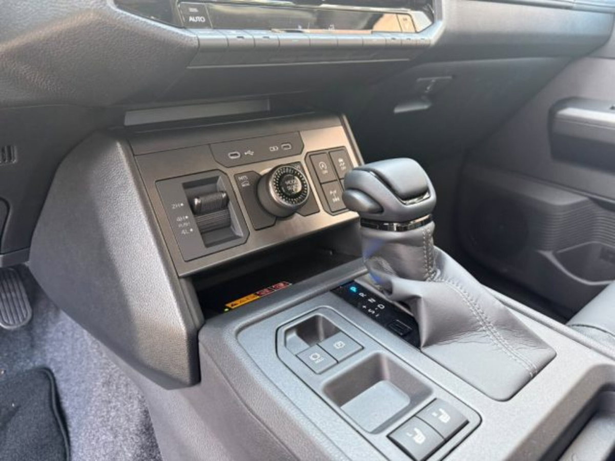 Toyota Hilux 2.8 d-4d 48V double cab Premium auto (12)