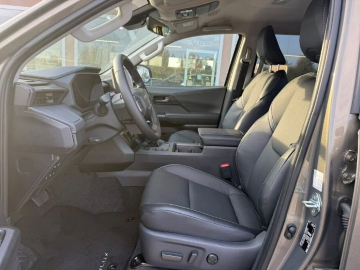 Toyota Hilux 2.8 d-4d 48V double cab Premium auto (14)