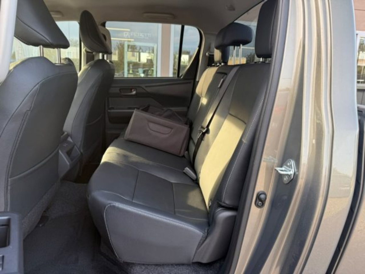 Toyota Hilux 2.8 d-4d 48V double cab Premium auto (9)
