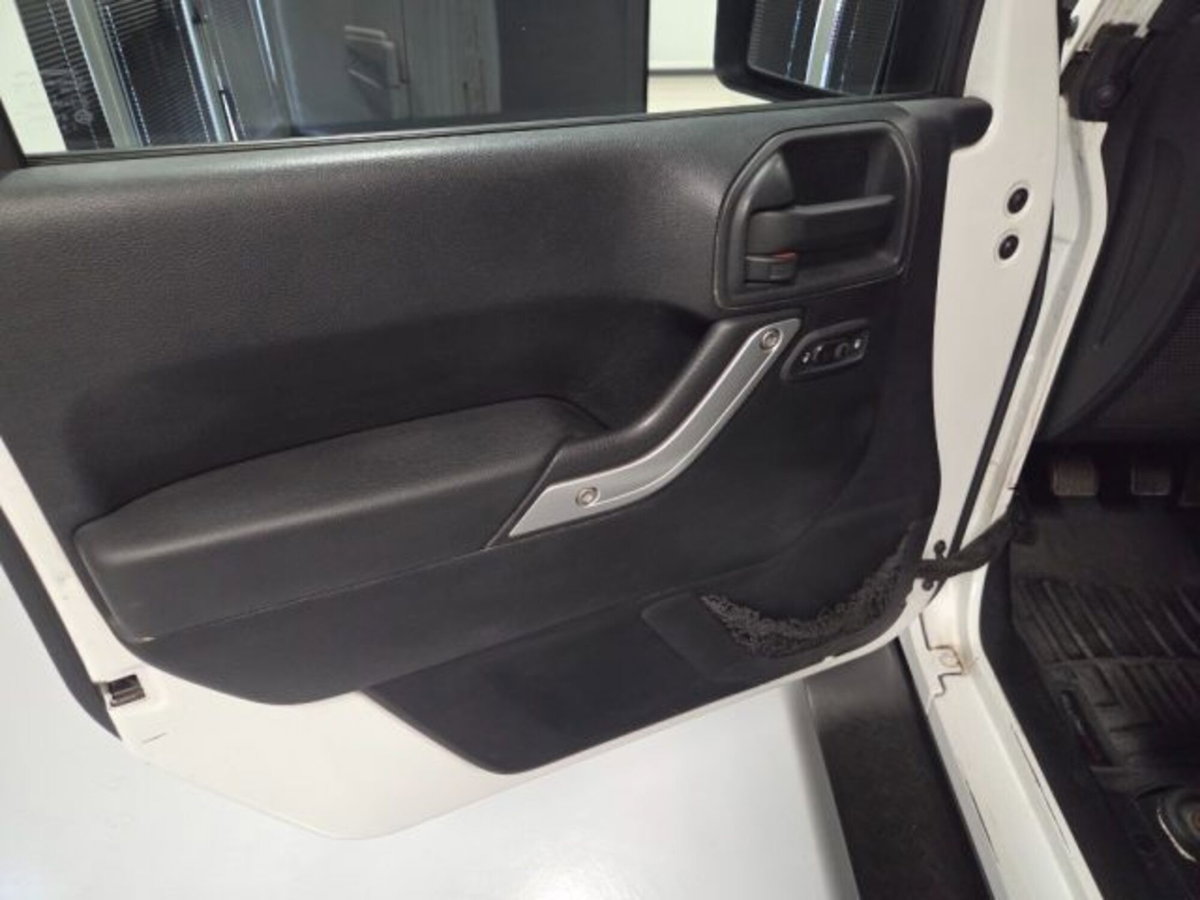 Jeep Wrangler Unlimited 2.8 CRD DPF Rubicon Auto (17)